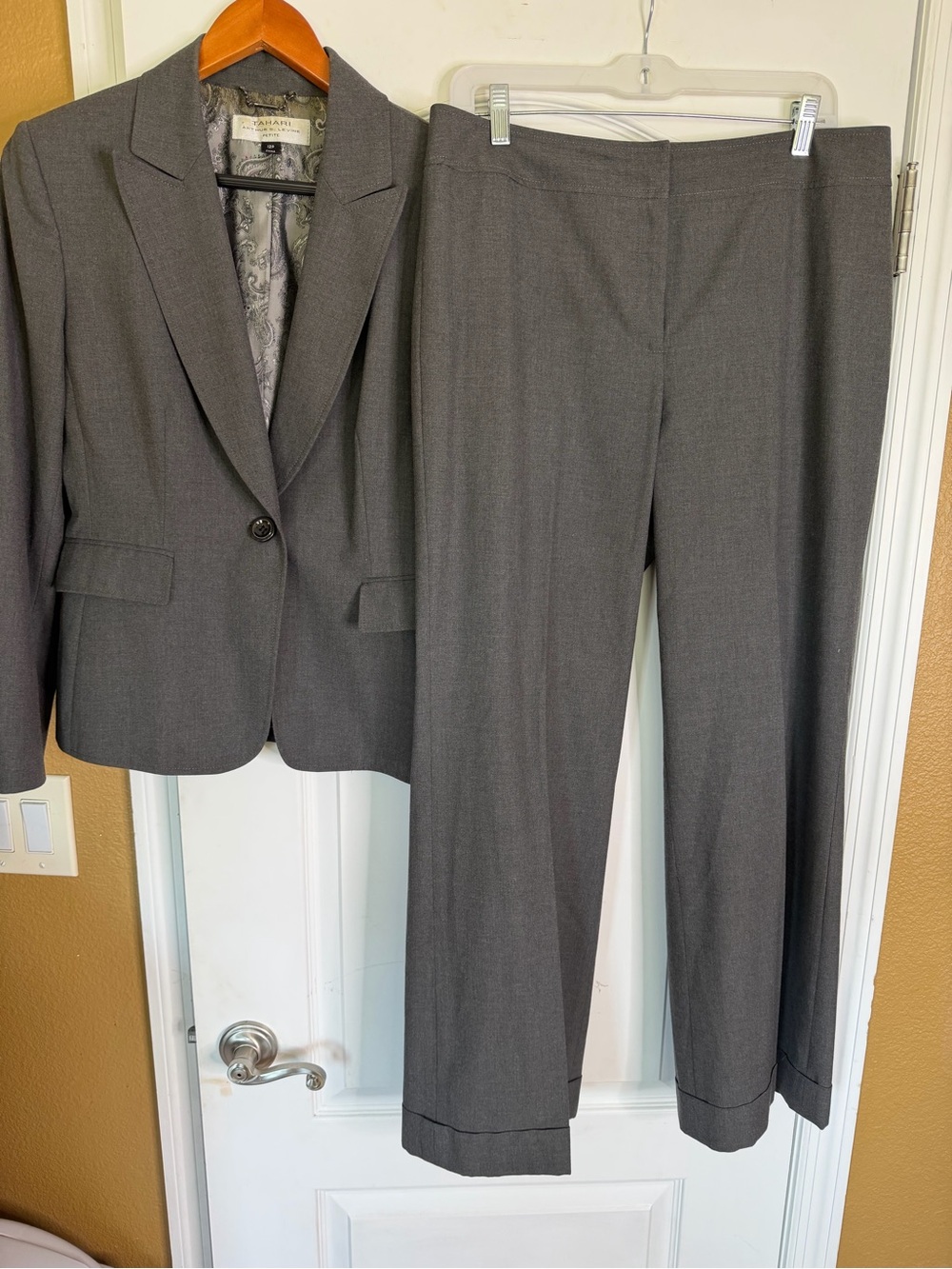Tahari ASL 2 Pc Pantsuit W/Single Button Blazer&Wide Leg Cuffed Trousers. 12P